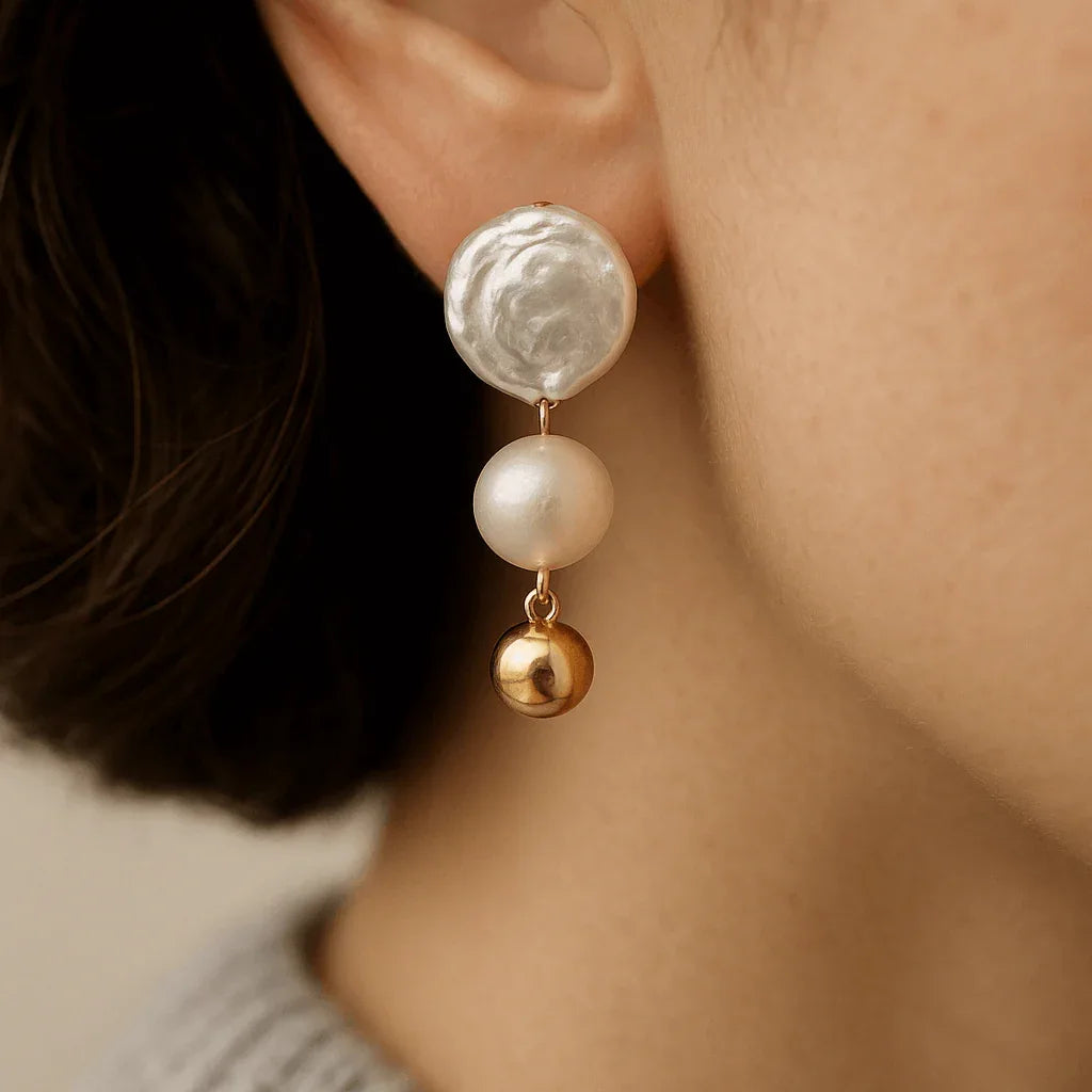 Idées cadeaux pour femme : boucles Karl portées, perles de culture et or 14K recyclé, bijou élégant et lumineux